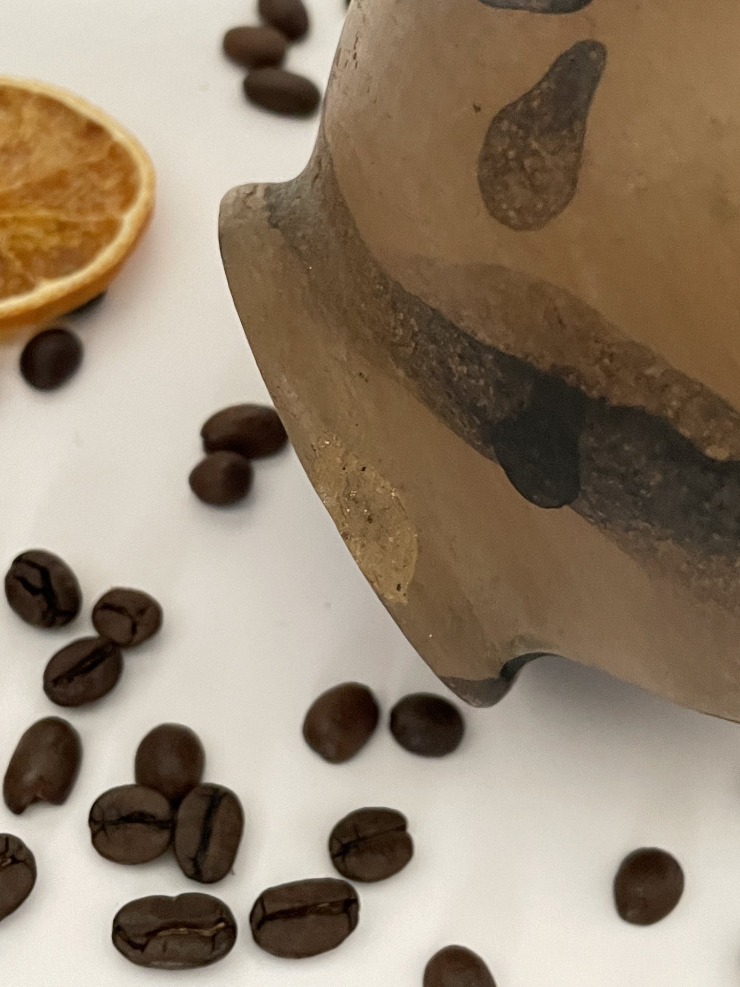 Tasse ohne Henkel (verspritzte Keramik)